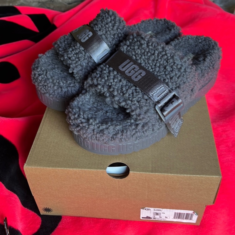 Barely used Ugg fluffita slides